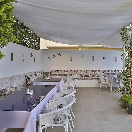 Kiraz Butik Bed & Breakfast Alacati